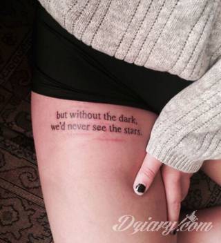 Tatuaże w formie blizny to nie tylko bezpośrednie ich odwzorowanie. Wyobraźnia idzie dalej - tworzy z blizny tatuaże niczym rozsuwane zamki do ludzkiego wnętrza. Propozycja dla tych, którzy szukają we wzorach niebanalności. 