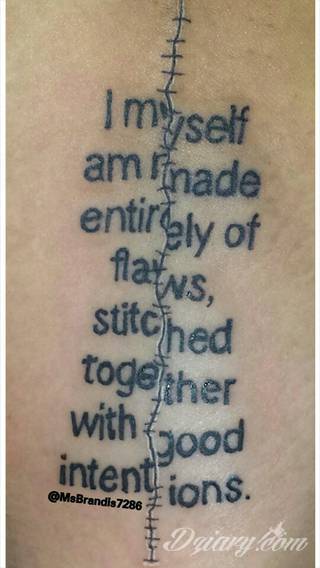 Tatuaże w formie blizny to nie tylko bezpośrednie ich odwzorowanie. Wyobraźnia idzie dalej - tworzy z blizny tatuaże niczym rozsuwane zamki do ludzkiego wnętrza. Propozycja dla tych, którzy szukają we wzorach niebanalności. 