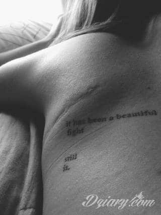 Tatuaże w formie blizny to nie tylko bezpośrednie ich odwzorowanie. Wyobraźnia idzie dalej - tworzy z blizny tatuaże niczym rozsuwane zamki do ludzkiego wnętrza. Propozycja dla tych, którzy szukają we wzorach niebanalności. 