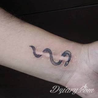 Tatuaże w formie blizny to nie tylko bezpośrednie ich odwzorowanie. Wyobraźnia idzie dalej - tworzy z blizny tatuaże niczym rozsuwane zamki do ludzkiego wnętrza. Propozycja dla tych, którzy szukają we wzorach niebanalności. 