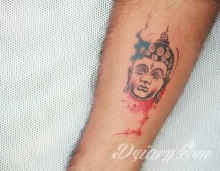 Tatuaże z wizerunkiem Buddy - połączenie pogłębionej symboliki i atrakcyjnej kolorystyki. Wzory o wszechstronnym zastosowaniu: zarówno niewielkie formaty na kończyny jak i wzory dostosowane do większych fragmentów ciała.