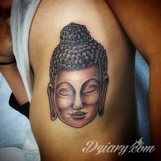 Tatuaże z wizerunkiem Buddy - połączenie pogłębionej symboliki i atrakcyjnej kolorystyki. Wzory o wszechstronnym zastosowaniu: zarówno niewielkie formaty na kończyny jak i wzory dostosowane do większych fragmentów ciała.