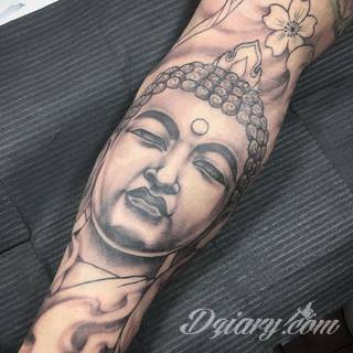 Tatuaże z wizerunkiem Buddy - połączenie pogłębionej symboliki i atrakcyjnej kolorystyki. Wzory o wszechstronnym zastosowaniu: zarówno niewielkie formaty na kończyny jak i wzory dostosowane do większych fragmentów ciała.