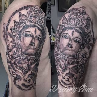 Tatuaże z wizerunkiem Buddy - połączenie pogłębionej symboliki i atrakcyjnej kolorystyki. Wzory o wszechstronnym zastosowaniu: zarówno niewielkie formaty na kończyny jak i wzory dostosowane do większych fragmentów ciała.