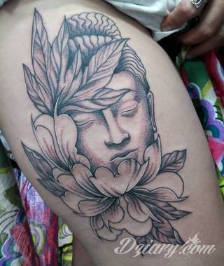 Tatuaże z wizerunkiem Buddy - połączenie pogłębionej symboliki i atrakcyjnej kolorystyki. Wzory o wszechstronnym zastosowaniu: zarówno niewielkie formaty na kończyny jak i wzory dostosowane do większych fragmentów ciała.