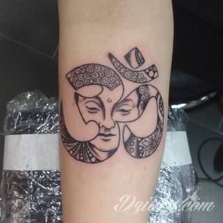 Tatuaże z wizerunkiem Buddy - połączenie pogłębionej symboliki i atrakcyjnej kolorystyki. Wzory o wszechstronnym zastosowaniu: zarówno niewielkie formaty na kończyny jak i wzory dostosowane do większych fragmentów ciała.