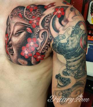 Tatuaże z wizerunkiem Buddy - połączenie pogłębionej symboliki i atrakcyjnej kolorystyki. Wzory o wszechstronnym zastosowaniu: zarówno niewielkie formaty na kończyny jak i wzory dostosowane do większych fragmentów ciała.