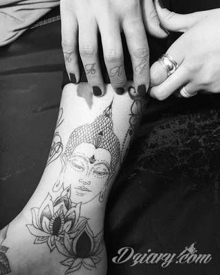 Tatuaże z wizerunkiem Buddy - połączenie pogłębionej symboliki i atrakcyjnej kolorystyki. Wzory o wszechstronnym zastosowaniu: zarówno niewielkie formaty na kończyny jak i wzory dostosowane do większych fragmentów ciała.