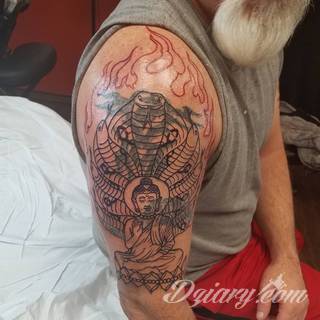 Tatuaże z wizerunkiem Buddy - połączenie pogłębionej symboliki i atrakcyjnej kolorystyki. Wzory o wszechstronnym zastosowaniu: zarówno niewielkie formaty na kończyny jak i wzory dostosowane do większych fragmentów ciała.