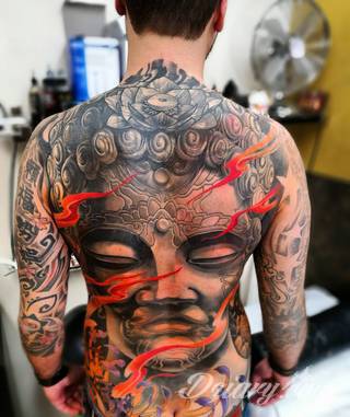 Tatuaże z wizerunkiem Buddy - połączenie pogłębionej symboliki i atrakcyjnej kolorystyki. Wzory o wszechstronnym zastosowaniu: zarówno niewielkie formaty na kończyny jak i wzory dostosowane do większych fragmentów ciała.