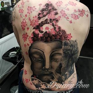 Tatuaże z wizerunkiem Buddy - połączenie pogłębionej symboliki i atrakcyjnej kolorystyki. Wzory o wszechstronnym zastosowaniu: zarówno niewielkie formaty na kończyny jak i wzory dostosowane do większych fragmentów ciała.