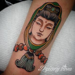 Tatuaże z wizerunkiem Buddy - połączenie pogłębionej symboliki i atrakcyjnej kolorystyki. Wzory o wszechstronnym zastosowaniu: zarówno niewielkie formaty na kończyny jak i wzory dostosowane do większych fragmentów ciała.