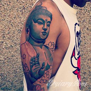 Tatuaże z wizerunkiem Buddy - połączenie pogłębionej symboliki i atrakcyjnej kolorystyki. Wzory o wszechstronnym zastosowaniu: zarówno niewielkie formaty na kończyny jak i wzory dostosowane do większych fragmentów ciała.