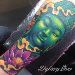 Tatuaże z wizerunkiem Buddy - połączenie pogłębionej symboliki i atrakcyjnej kolorystyki. Wzory o wszechstronnym zastosowaniu: zarówno niewielkie formaty na kończyny jak i wzory dostosowane do większych fragmentów ciała.