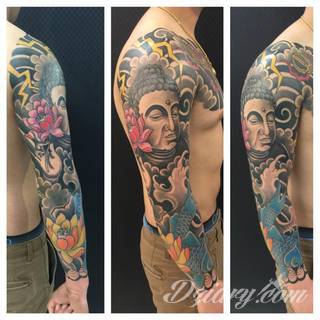 Tatuaże z wizerunkiem Buddy - połączenie pogłębionej symboliki i atrakcyjnej kolorystyki. Wzory o wszechstronnym zastosowaniu: zarówno niewielkie formaty na kończyny jak i wzory dostosowane do większych fragmentów ciała.