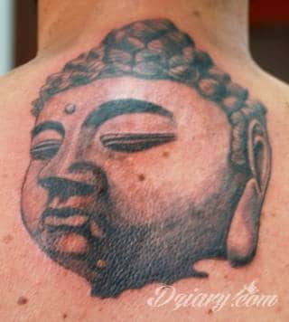 Tatuaże z wizerunkiem Buddy - połączenie pogłębionej symboliki i atrakcyjnej kolorystyki. Wzory o wszechstronnym zastosowaniu: zarówno niewielkie formaty na kończyny jak i wzory dostosowane do większych fragmentów ciała.