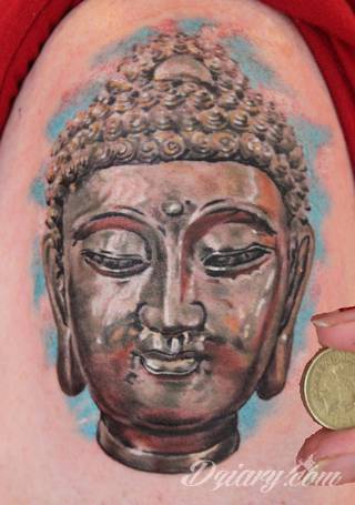 Tatuaże z wizerunkiem Buddy - połączenie pogłębionej symboliki i atrakcyjnej kolorystyki. Wzory o wszechstronnym zastosowaniu: zarówno niewielkie formaty na kończyny jak i wzory dostosowane do większych fragmentów ciała.