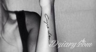 Popularne grafiki z symbolicznym hasłem Carpe Diem - tatuaże o niebanalnej różnorodności czcionek. Carpe Diem na skórze nie musi ograniczać się wyłącznie do standardowej kursywy; intrygować może też hasło w innych formach.