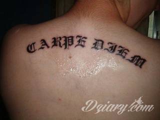 Popularne grafiki z symbolicznym hasłem Carpe Diem - tatuaże o niebanalnej różnorodności czcionek. Carpe Diem na skórze nie musi ograniczać się wyłącznie do standardowej kursywy; intrygować może też hasło w innych formach.