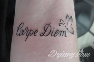 Popularne grafiki z symbolicznym hasłem Carpe Diem - tatuaże o niebanalnej różnorodności czcionek. Carpe Diem na skórze nie musi ograniczać się wyłącznie do standardowej kursywy; intrygować może też hasło w innych formach.