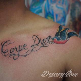Popularne grafiki z symbolicznym hasłem Carpe Diem - tatuaże o niebanalnej różnorodności czcionek. Carpe Diem na skórze nie musi ograniczać się wyłącznie do standardowej kursywy; intrygować może też hasło w innych formach.