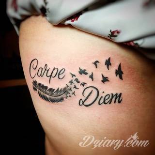 Popularne grafiki z symbolicznym hasłem Carpe Diem - tatuaże o niebanalnej różnorodności czcionek. Carpe Diem na skórze nie musi ograniczać się wyłącznie do standardowej kursywy; intrygować może też hasło w innych formach.