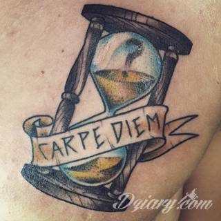 Popularne grafiki z symbolicznym hasłem Carpe Diem - tatuaże o niebanalnej różnorodności czcionek. Carpe Diem na skórze nie musi ograniczać się wyłącznie do standardowej kursywy; intrygować może też hasło w innych formach.