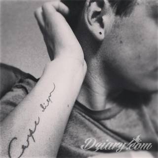 Popularne grafiki z symbolicznym hasłem Carpe Diem - tatuaże o niebanalnej różnorodności czcionek. Carpe Diem na skórze nie musi ograniczać się wyłącznie do standardowej kursywy; intrygować może też hasło w innych formach.