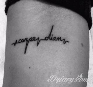 Popularne grafiki z symbolicznym hasłem Carpe Diem - tatuaże o niebanalnej różnorodności czcionek. Carpe Diem na skórze nie musi ograniczać się wyłącznie do standardowej kursywy; intrygować może też hasło w innych formach.