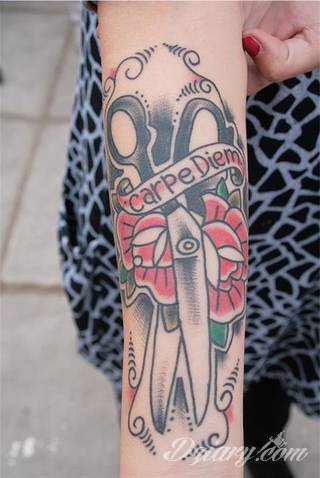 Popularne grafiki z symbolicznym hasłem Carpe Diem - tatuaże o niebanalnej różnorodności czcionek. Carpe Diem na skórze nie musi ograniczać się wyłącznie do standardowej kursywy; intrygować może też hasło w innych formach.