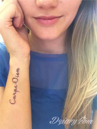 Popularne grafiki z symbolicznym hasłem Carpe Diem - tatuaże o niebanalnej różnorodności czcionek. Carpe Diem na skórze nie musi ograniczać się wyłącznie do standardowej kursywy; intrygować może też hasło w innych formach.