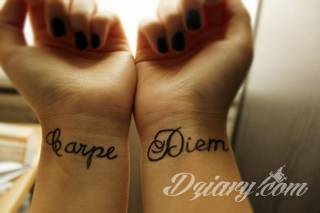 Popularne grafiki z symbolicznym hasłem Carpe Diem - tatuaże o niebanalnej różnorodności czcionek. Carpe Diem na skórze nie musi ograniczać się wyłącznie do standardowej kursywy; intrygować może też hasło w innych formach.