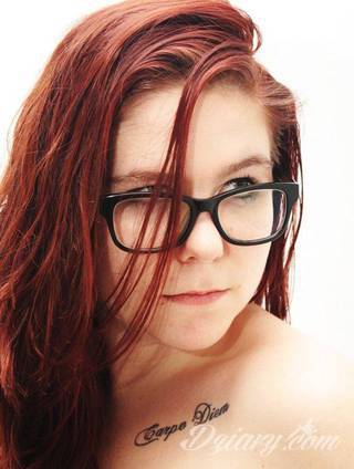 Popularne grafiki z symbolicznym hasłem Carpe Diem - tatuaże o niebanalnej różnorodności czcionek. Carpe Diem na skórze nie musi ograniczać się wyłącznie do standardowej kursywy; intrygować może też hasło w innych formach.