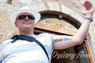 Popularne grafiki z symbolicznym hasłem Carpe Diem - tatuaże o niebanalnej różnorodności czcionek. Carpe Diem na skórze nie musi ograniczać się wyłącznie do standardowej kursywy; intrygować może też hasło w innych formach.