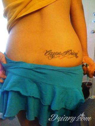 Popularne grafiki z symbolicznym hasłem Carpe Diem - tatuaże o niebanalnej różnorodności czcionek. Carpe Diem na skórze nie musi ograniczać się wyłącznie do standardowej kursywy; intrygować może też hasło w innych formach.