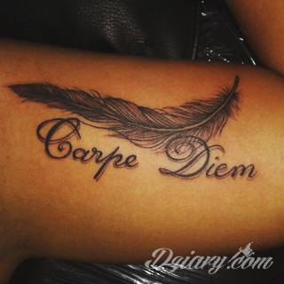 Popularne grafiki z symbolicznym hasłem Carpe Diem - tatuaże o niebanalnej różnorodności czcionek. Carpe Diem na skórze nie musi ograniczać się wyłącznie do standardowej kursywy; intrygować może też hasło w innych formach.