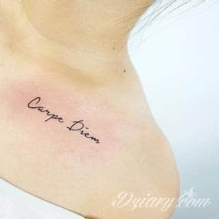 Popularne grafiki z symbolicznym hasłem Carpe Diem - tatuaże o niebanalnej różnorodności czcionek. Carpe Diem na skórze nie musi ograniczać się wyłącznie do standardowej kursywy; intrygować może też hasło w innych formach.