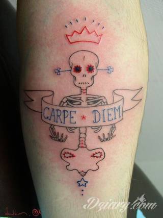 Popularne grafiki z symbolicznym hasłem Carpe Diem - tatuaże o niebanalnej różnorodności czcionek. Carpe Diem na skórze nie musi ograniczać się wyłącznie do standardowej kursywy; intrygować może też hasło w innych formach.