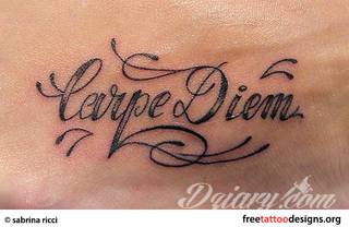 Popularne grafiki z symbolicznym hasłem Carpe Diem - tatuaże o niebanalnej różnorodności czcionek. Carpe Diem na skórze nie musi ograniczać się wyłącznie do standardowej kursywy; intrygować może też hasło w innych formach.