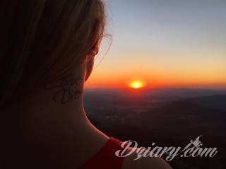 Popularne grafiki z symbolicznym hasłem Carpe Diem - tatuaże o niebanalnej różnorodności czcionek. Carpe Diem na skórze nie musi ograniczać się wyłącznie do standardowej kursywy; intrygować może też hasło w innych formach.