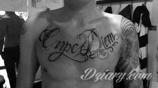 Popularne grafiki z symbolicznym hasłem Carpe Diem - tatuaże o niebanalnej różnorodności czcionek. Carpe Diem na skórze nie musi ograniczać się wyłącznie do standardowej kursywy; intrygować może też hasło w innych formach.