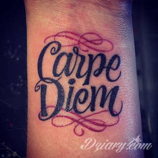 Popularne grafiki z symbolicznym hasłem Carpe Diem - tatuaże o niebanalnej różnorodności czcionek. Carpe Diem na skórze nie musi ograniczać się wyłącznie do standardowej kursywy; intrygować może też hasło w innych formach.