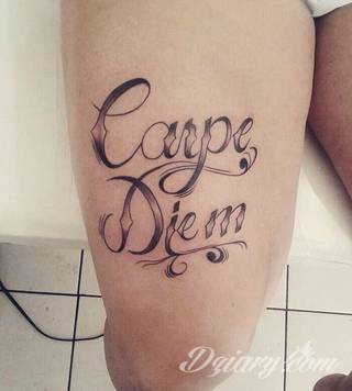 Popularne grafiki z symbolicznym hasłem Carpe Diem - tatuaże o niebanalnej różnorodności czcionek. Carpe Diem na skórze nie musi ograniczać się wyłącznie do standardowej kursywy; intrygować może też hasło w innych formach.