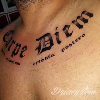 Popularne grafiki z symbolicznym hasłem Carpe Diem - tatuaże o niebanalnej różnorodności czcionek. Carpe Diem na skórze nie musi ograniczać się wyłącznie do standardowej kursywy; intrygować może też hasło w innych formach.