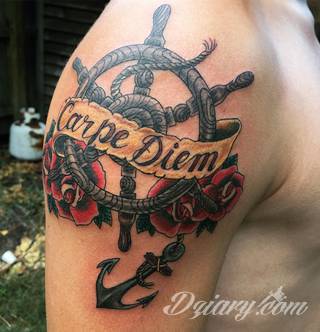 Popularne grafiki z symbolicznym hasłem Carpe Diem - tatuaże o niebanalnej różnorodności czcionek. Carpe Diem na skórze nie musi ograniczać się wyłącznie do standardowej kursywy; intrygować może też hasło w innych formach.