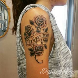 Popularne grafiki z symbolicznym hasłem Carpe Diem - tatuaże o niebanalnej różnorodności czcionek. Carpe Diem na skórze nie musi ograniczać się wyłącznie do standardowej kursywy; intrygować może też hasło w innych formach.
