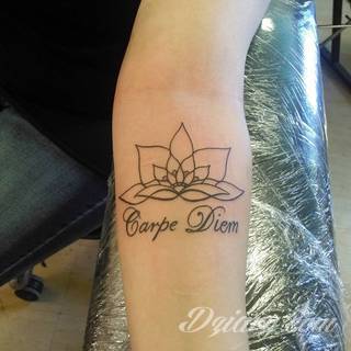 Popularne grafiki z symbolicznym hasłem Carpe Diem - tatuaże o niebanalnej różnorodności czcionek. Carpe Diem na skórze nie musi ograniczać się wyłącznie do standardowej kursywy; intrygować może też hasło w innych formach.