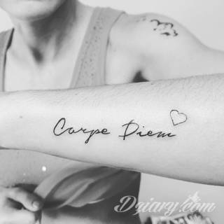 Popularne grafiki z symbolicznym hasłem Carpe Diem - tatuaże o niebanalnej różnorodności czcionek. Carpe Diem na skórze nie musi ograniczać się wyłącznie do standardowej kursywy; intrygować może też hasło w innych formach.