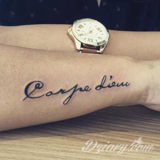 Popularne grafiki z symbolicznym hasłem Carpe Diem - tatuaże o niebanalnej różnorodności czcionek. Carpe Diem na skórze nie musi ograniczać się wyłącznie do standardowej kursywy; intrygować może też hasło w innych formach.