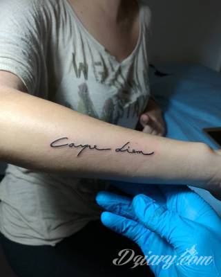 Popularne grafiki z symbolicznym hasłem Carpe Diem - tatuaże o niebanalnej różnorodności czcionek. Carpe Diem na skórze nie musi ograniczać się wyłącznie do standardowej kursywy; intrygować może też hasło w innych formach.